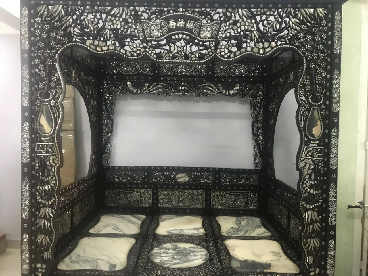 Giường Long sàn gỗ Gõ mật
